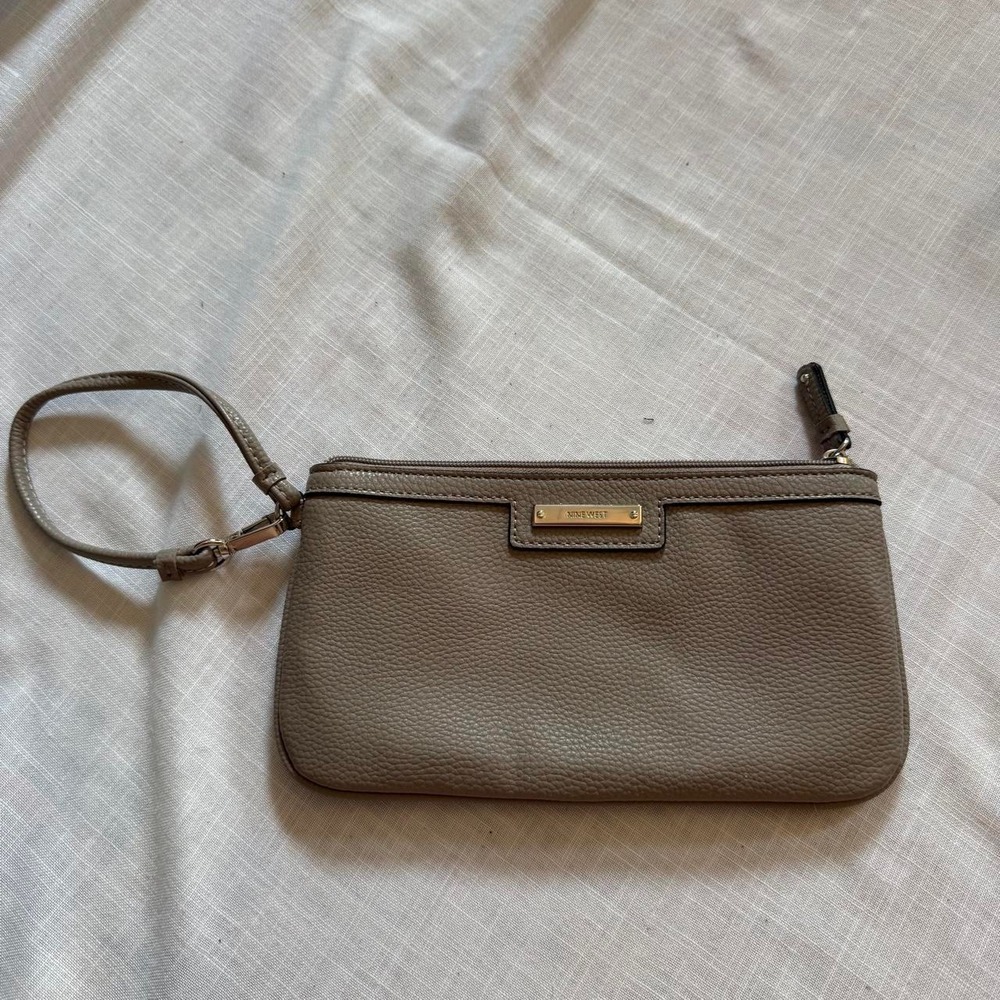 nine west wristlet